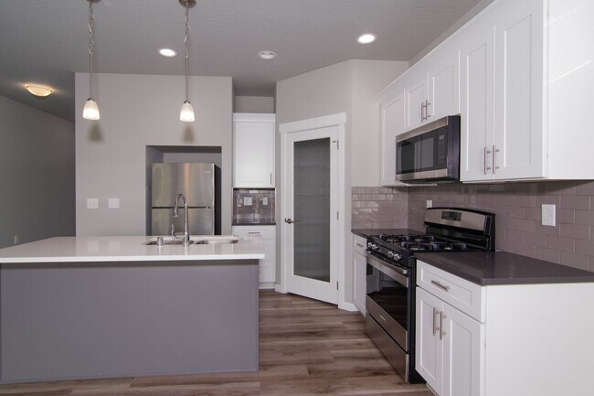 Building Photo - 3 Bed 2 Bath Single level home in Gated pr...