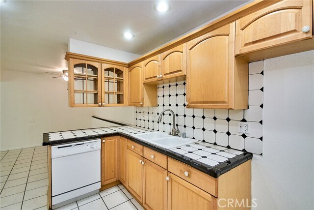 Foto del edificio - 212 S Kraemer Blvd