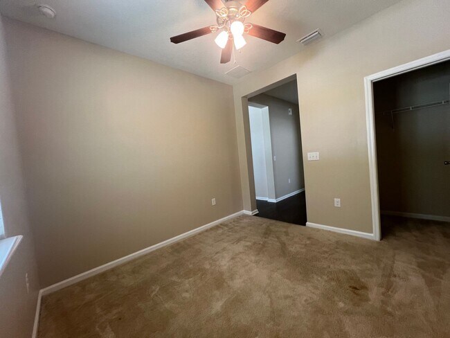 Foto del edificio - Stunning & Spacious  2 story home COMING S...