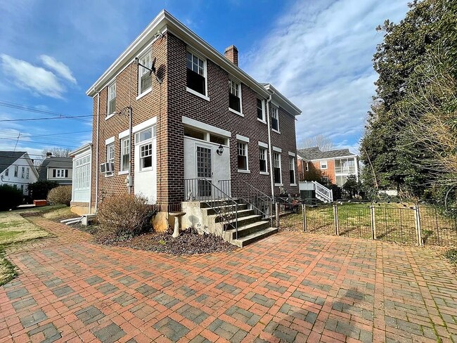 Building Photo - 222 Randolph St
