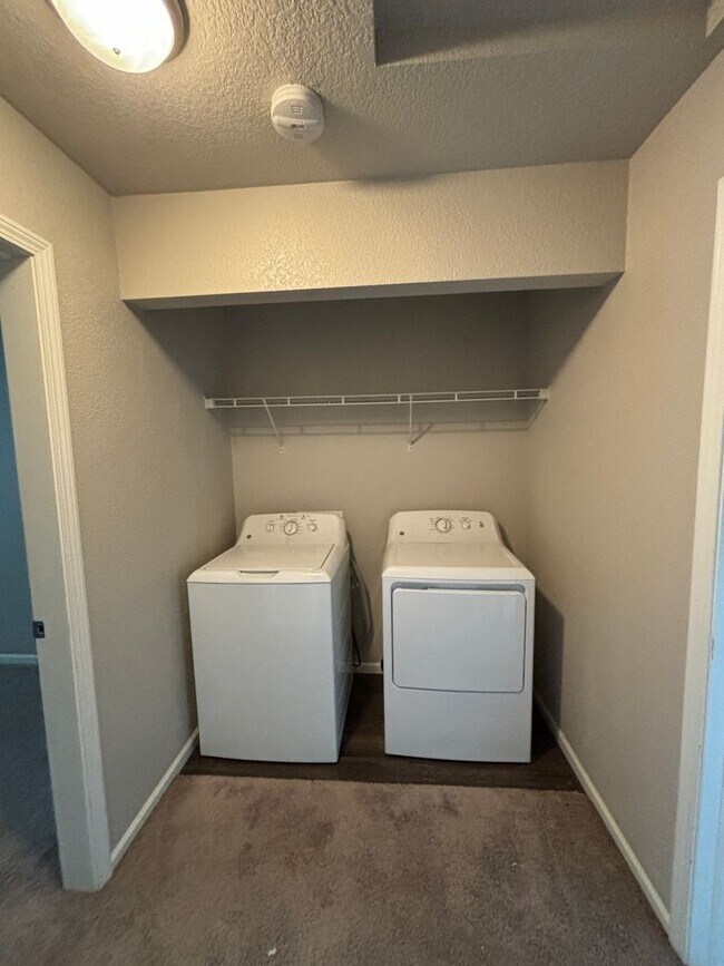 Building Photo - 3 bedroom 3.5 bathroom for Rent!