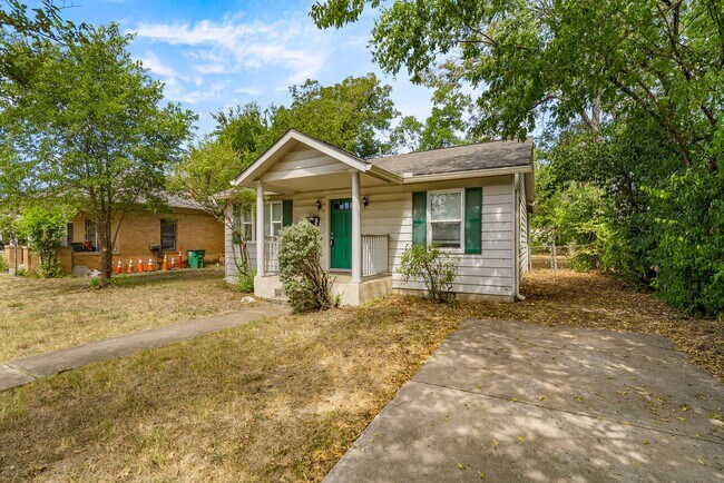 Building Photo - Pre-Lease For August! Great East Austin Ho...