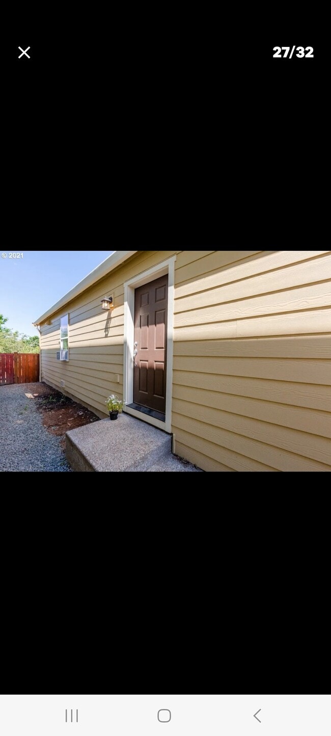 Puerta principal en el lateral - 280 Forest Ln
