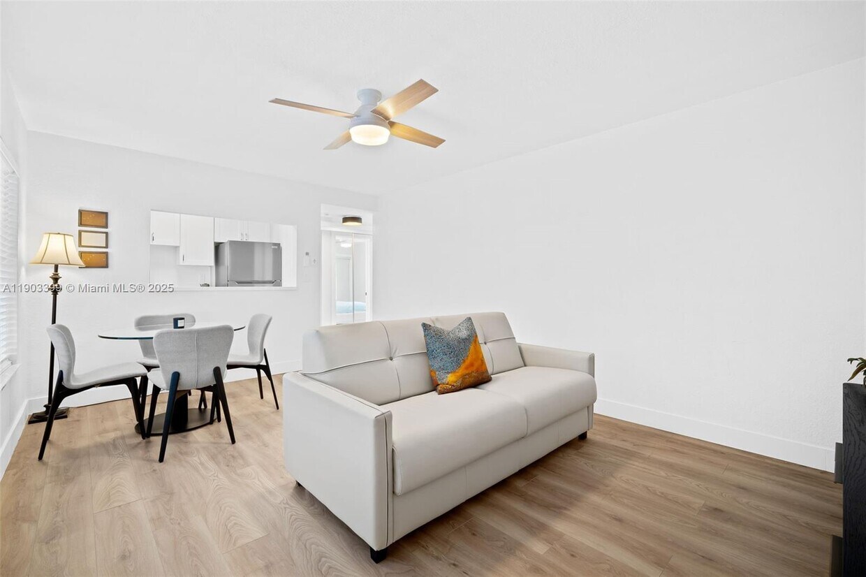 Foto principal - 9241 Collins Ave