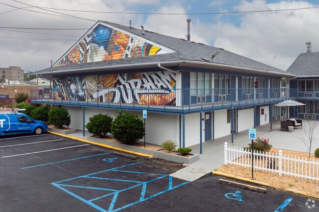 Building Photo - CommonPlace Durham