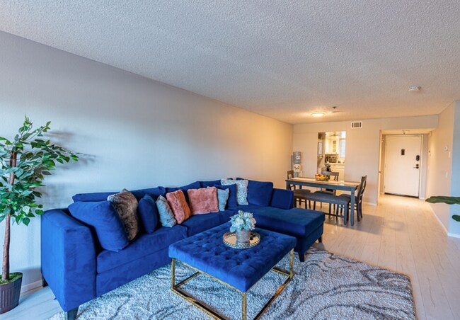 Foto del edificio - Beautiful Renovated 2 Bedroom Condo with Laundry Hookups, Private Patio, Secured Parking, Hardwoo...