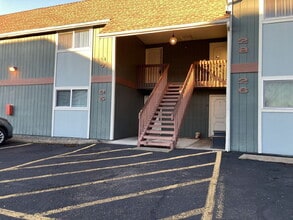 Building Photo - 146 NE Atkinson Ct