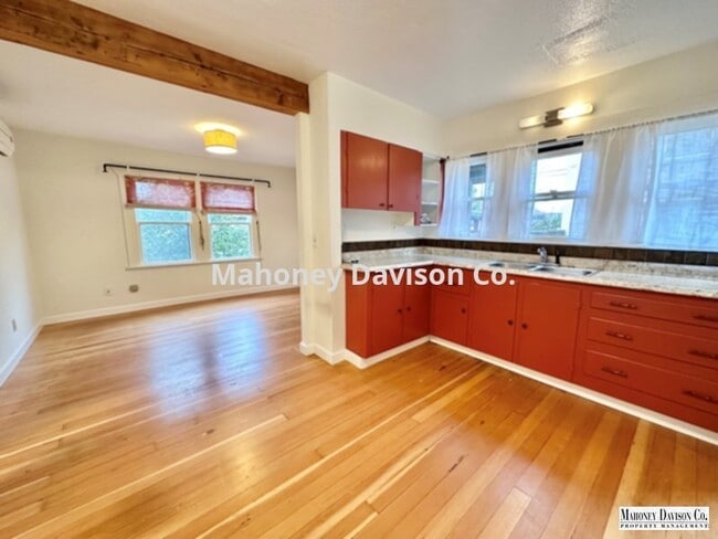 Building Photo - Charming refurbished 1 bdrm/1 bath cottage...