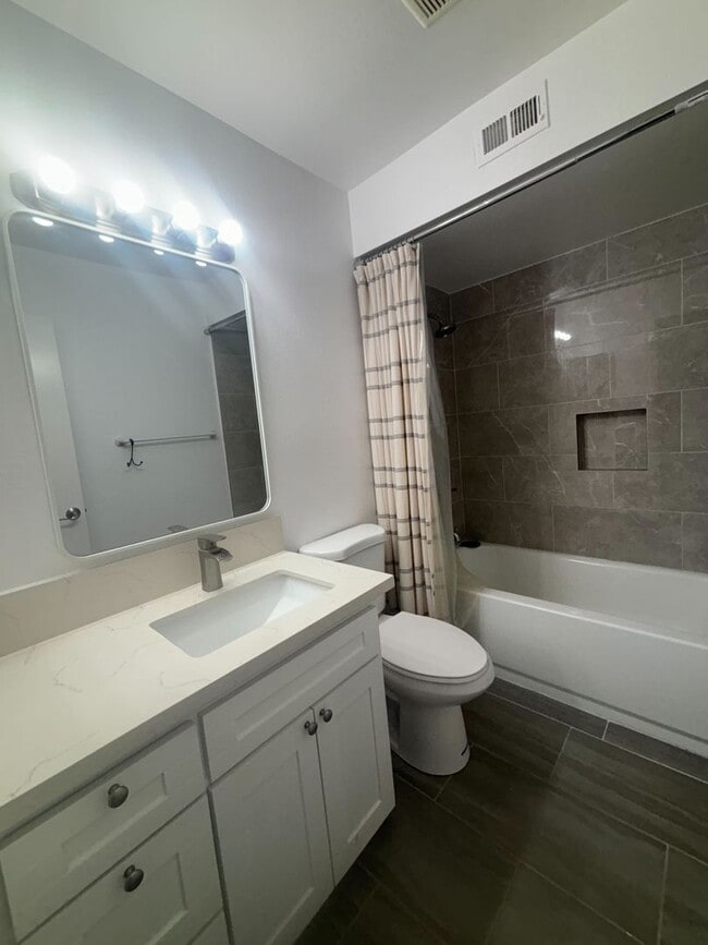 Building Photo - Modern 2-Bedroom Townhome with Garage in t...
