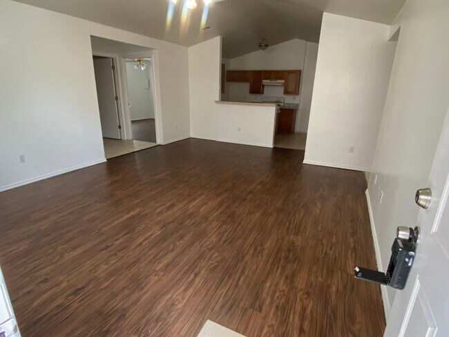 Building Photo - 4 bedroom 2 bath