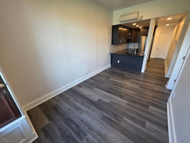Building Photo - Newly Renovated 1 Bedroom Apartment - Poug...