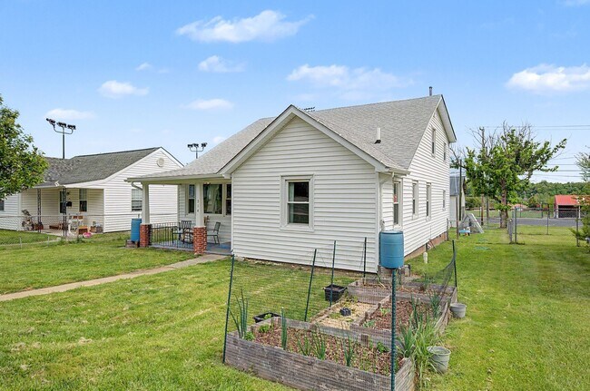 Foto del edificio - Spacious 5-Bedroom Home Near Radford University