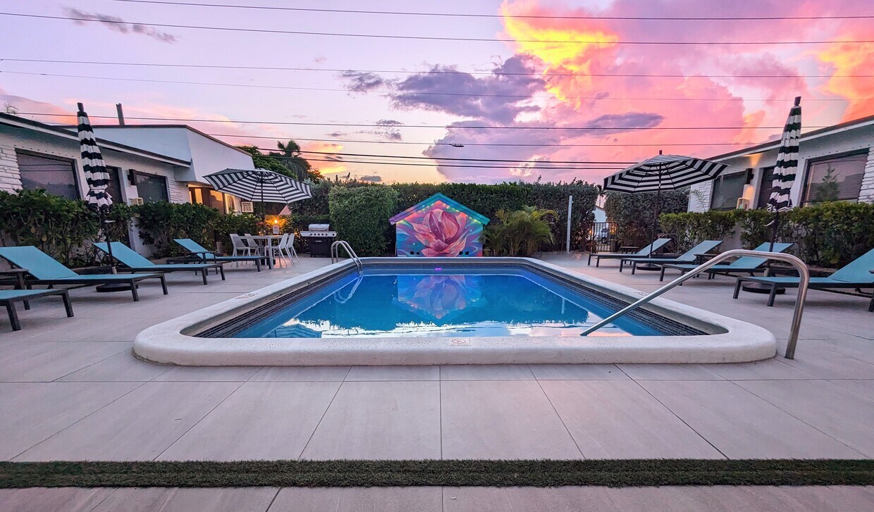 Mural al atardecer en Pier Walk Pool House - 460 S Ocean Dr