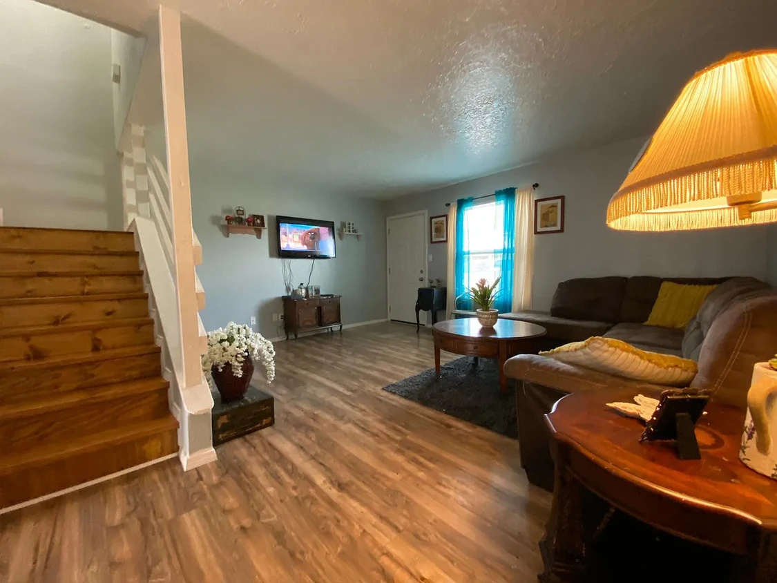 Living Rom - 641 Sinclair Dr