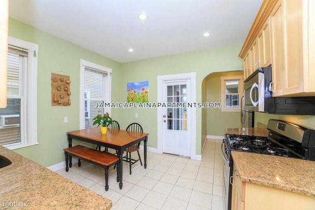 Building Photo - 3 br, 1 bath  - 14 Woodlawn St