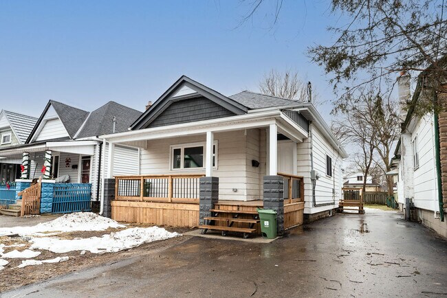 Photo du bâtiment - Main Floor * 2 Bedroom DUPLEX for rent* newly renovated*AVAILABLE NOW
