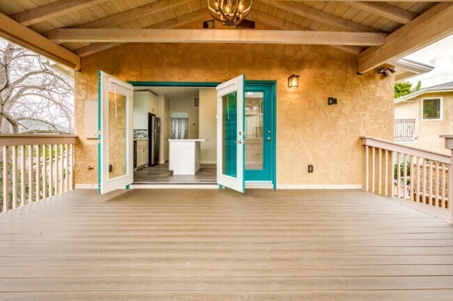 Building Photo - 8728 Chevy Chase Dr