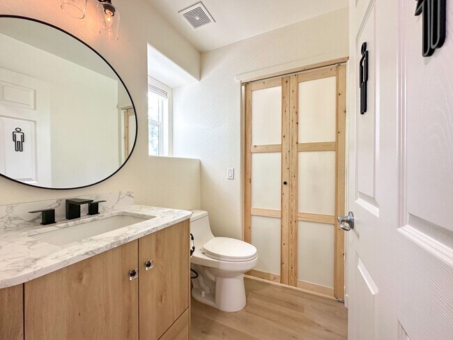 Foto del edificio - Beautifully Updated Townhome Near DIA