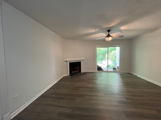 Foto del edificio - COMPLETELY RENOVATED Condo in West Ashley!