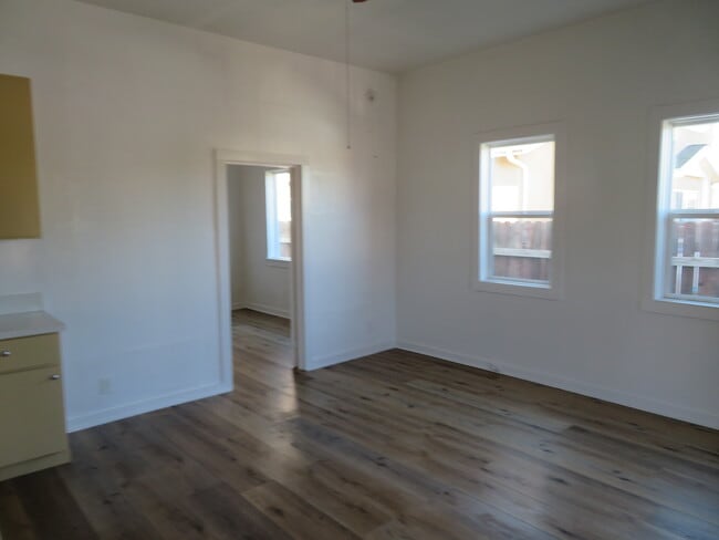 Building Photo - 154 E Colden Ave