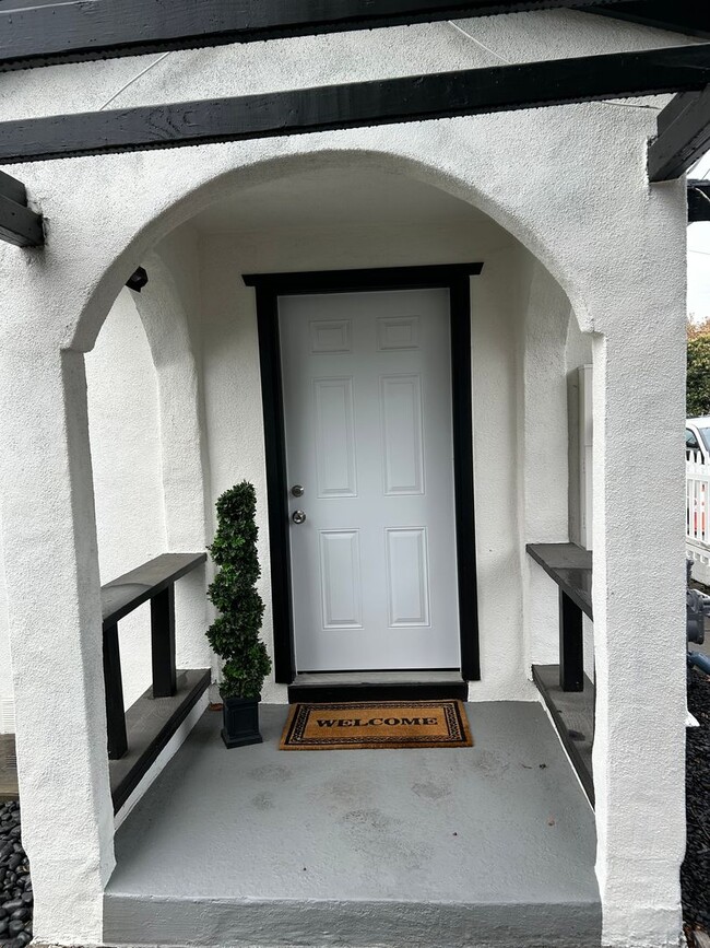 Building Photo - Stunning 4-bedroom, 2-bathroom home