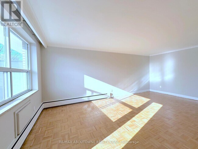 Building Photo - 276 St Clair Ave W