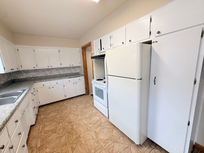 Foto del edificio - Spacious 5 Bedroom Home Across from Concordia Football Field