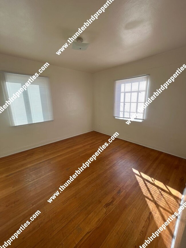 Building Photo - 1 bedroom, 1 bath near highway, parks, and...