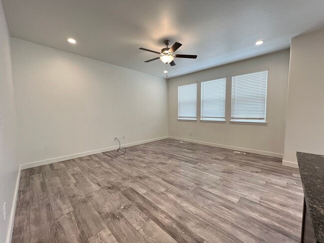 Building Photo - 3 Bedroom/2.5 Bathroom Townhouse in Lehi