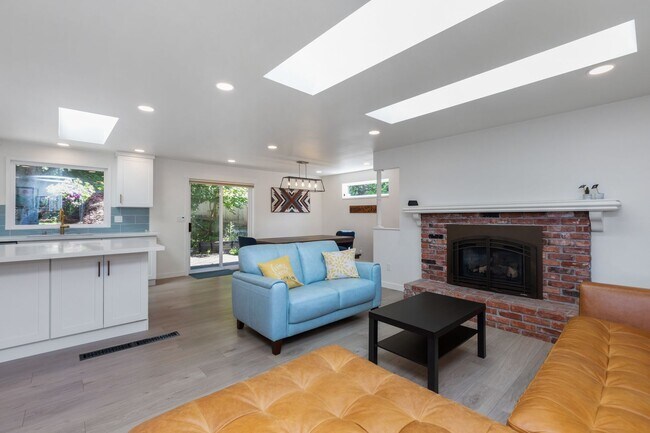 Building Photo - Beautiful 4 Bedroom Home in Richmond
