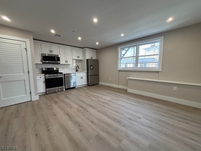 Building Photo - 136 Elm St