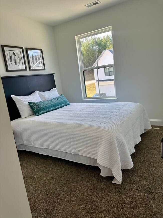 Building Photo - 3bd Lily at Chapman Trace + !!! First Days...