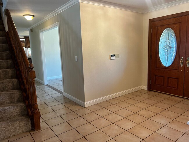 Foto del edificio - MORGAN HILL Expansive 6 bedroom, 4.5 bathroom home