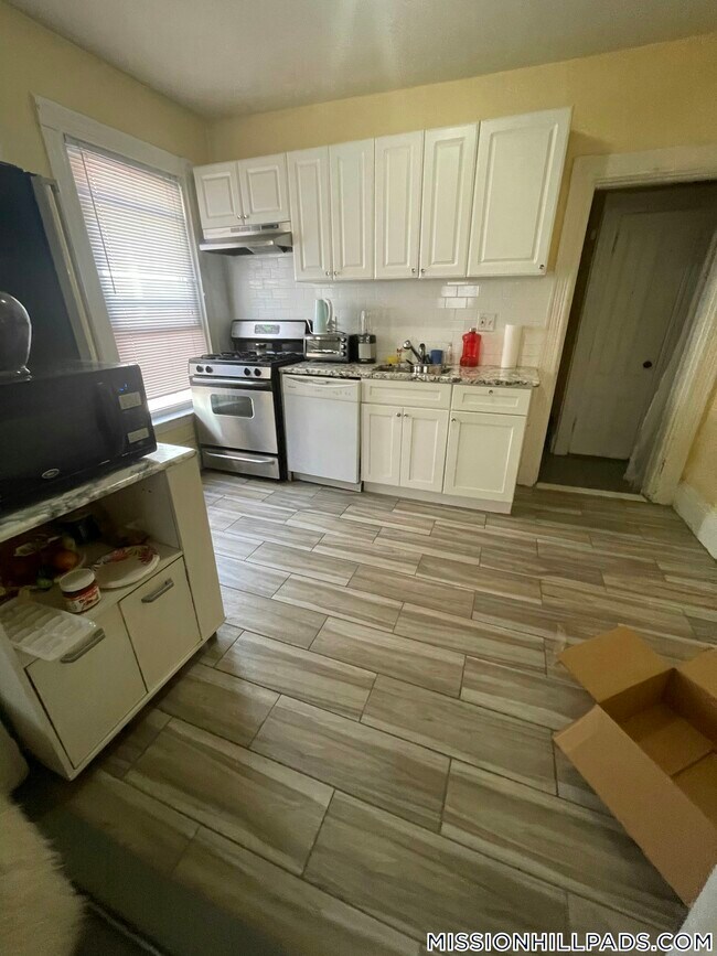 Building Photo - 832 Huntington Ave