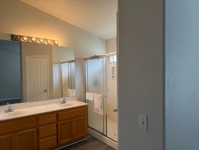 Foto del edificio - Charming 3-Bedroom, 2-Bath Home with Spacious Backyard in Elk Grove