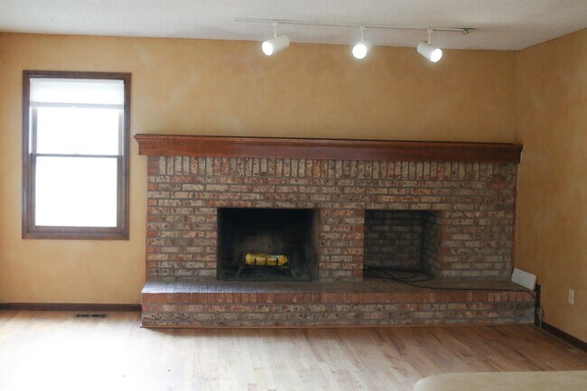 Building Photo - 7092 S Lewis Ct