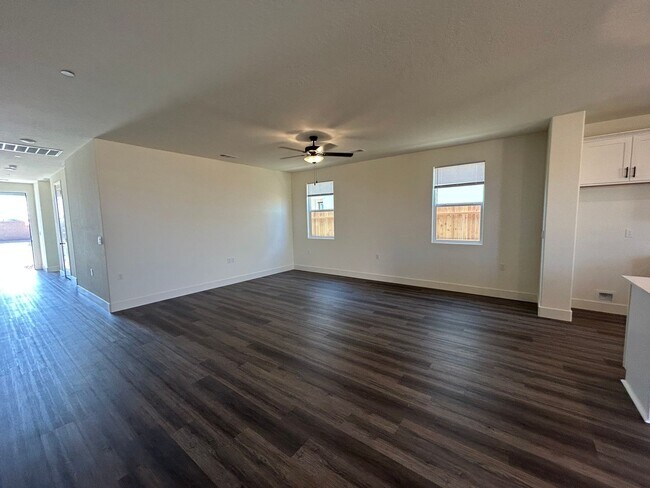 Building Photo - 676 Stephanie Dr