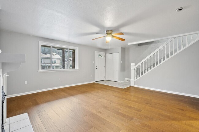 Building Photo - Refreshed 3 Bedroom in Elliott minutes fro...