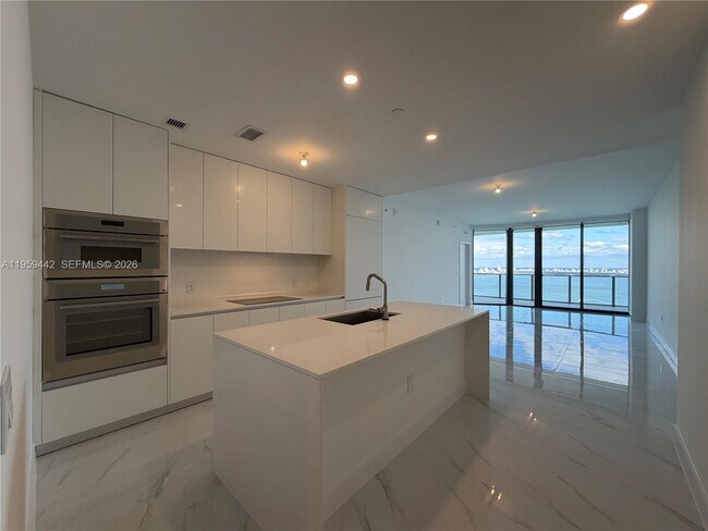 Foto del edificio - 700 NE 24th St