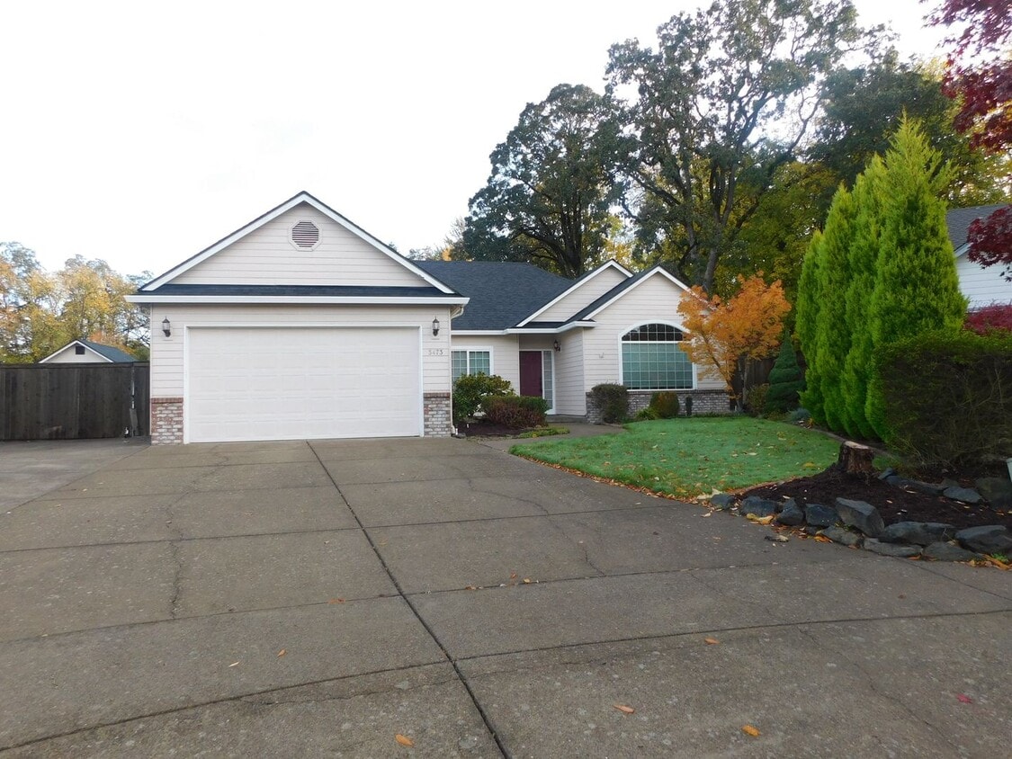 Primary Photo - Fall Special-Gorgeous Three Bed Two Bath W...