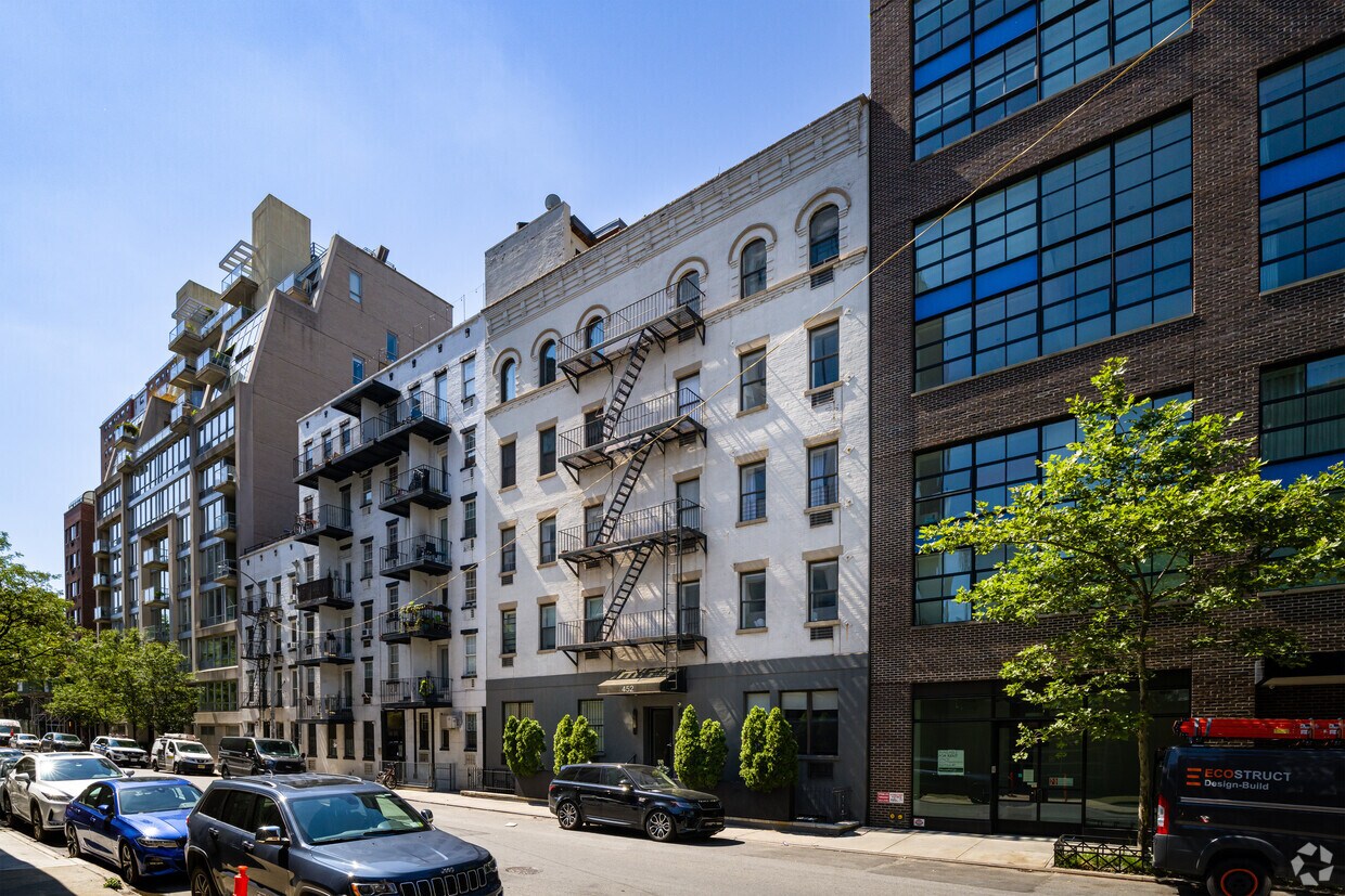 Primary Photo - 452 W 19th St