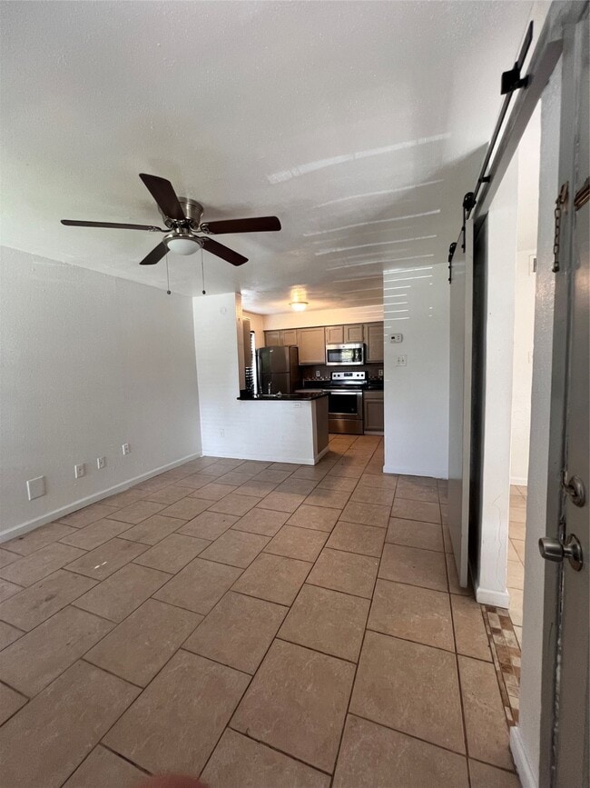 Building Photo - 3900 Woodchase Dr