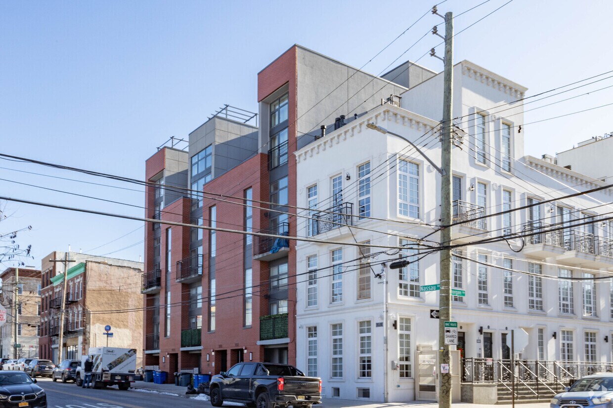 Primary Photo - Greenpoint 282