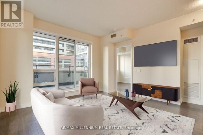 Building Photo - 2212 Lake Shore Blvd W