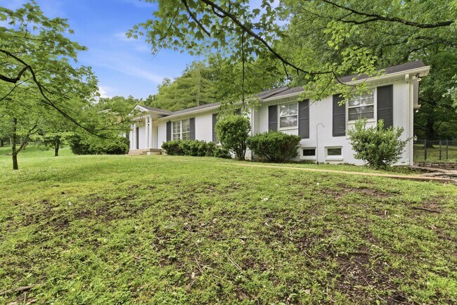 Foto del edificio - Spacious Ranch Home with Screened Porch & Large Yard in West Nashville