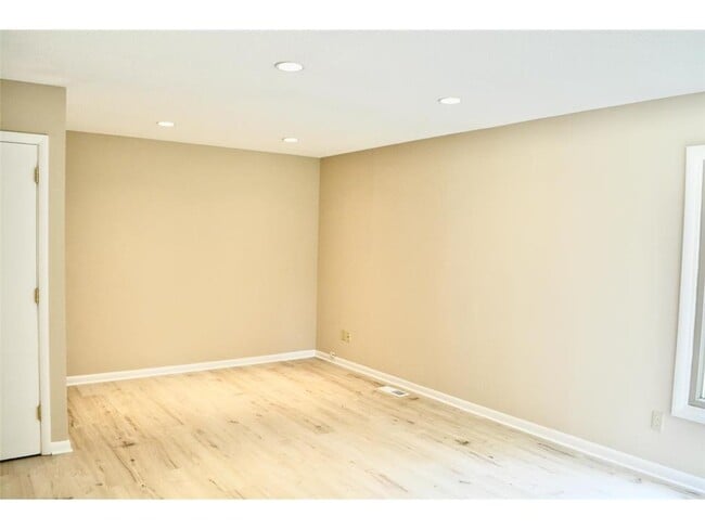 Building Photo - 335 Elan Ct