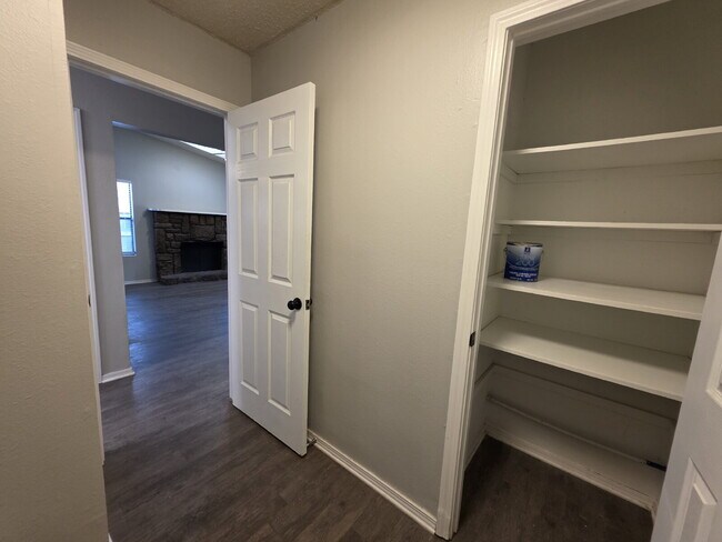 Building Photo - 1008 N Turtle Creek Dr