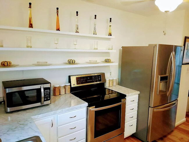 Kitchen - 102 Weatherstone Dr