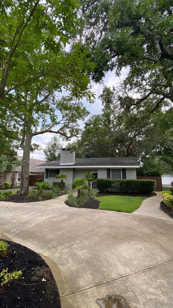 Building Photo - Charming All-Brick 2 Bedroom, 2 Bath Home ...