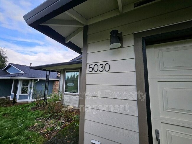 Foto del edificio - 5030 NE Roselawn St